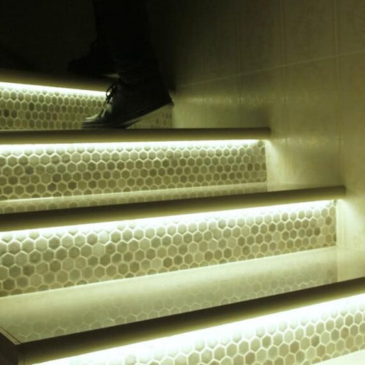 Kit Iluminat De Lux pentru Scări, 30 Trepte – Iluminare Reglabilă și Funcțională pentru Interioare Moderne