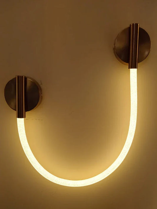 Aplică LED Premium DM Living, Model R9158/1, Auriu/Alb – Design Modern Cu 3 Opțiuni De Iluminare Și Eficiență Ridicată.