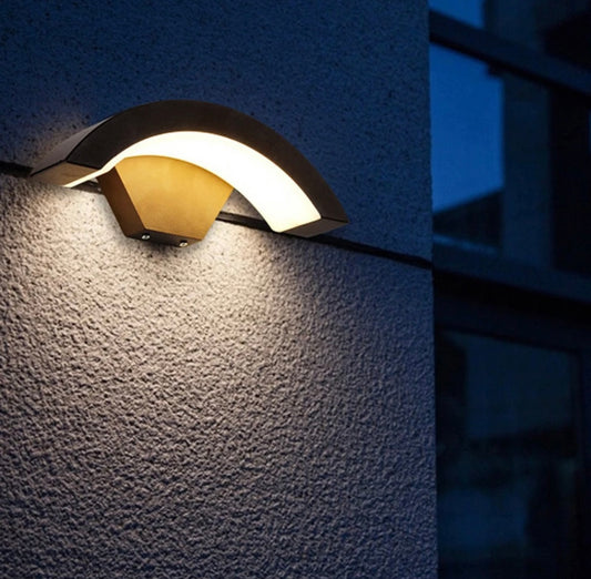 Aplica LED Luxoasă de Fațadă, Negru – Iluminat Exterior Eficient și Durabil pentru Clădiri Moderne