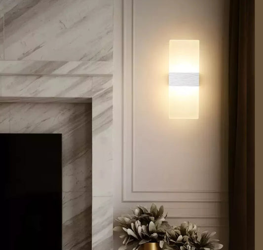 Aplica LED de Lux DM0001 Argintiu – Iluminare Eficientă cu Design Modern pentru Ambianțe Distinse