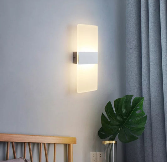 Aplica LED de Lux DM0001 Argintiu – Iluminare Eficientă cu Design Modern pentru Ambianțe Distinse